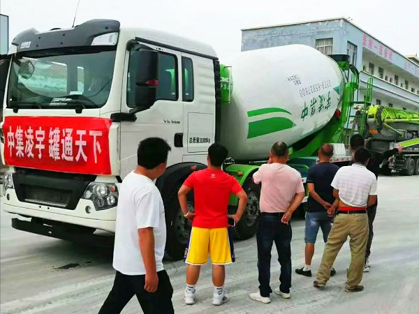 開攤啦！凌宇攪拌車“擺攤兒”湖北，客戶當場下單！