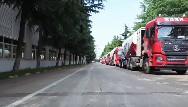 大單!100臺#粉罐半掛車 陸續(xù)發(fā)車，震撼#航拍