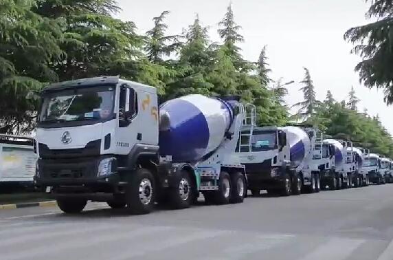 市場如此火爆，一批批新車交付用戶。場面壯觀！